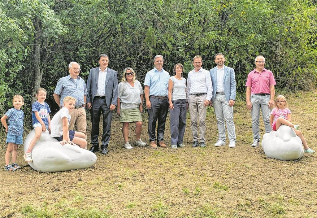 Die „Chillenden Enten“ sind künftig am Skulpturenradweg nahe Rosenberg anzutreffen. Künstlerin Elisabeth Howey (Fünfte von rechts) hat sie angefertigt. BIld: Nicola Beier