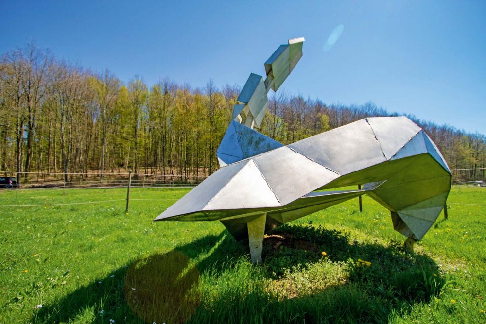 Skulptur auf einer Wiese