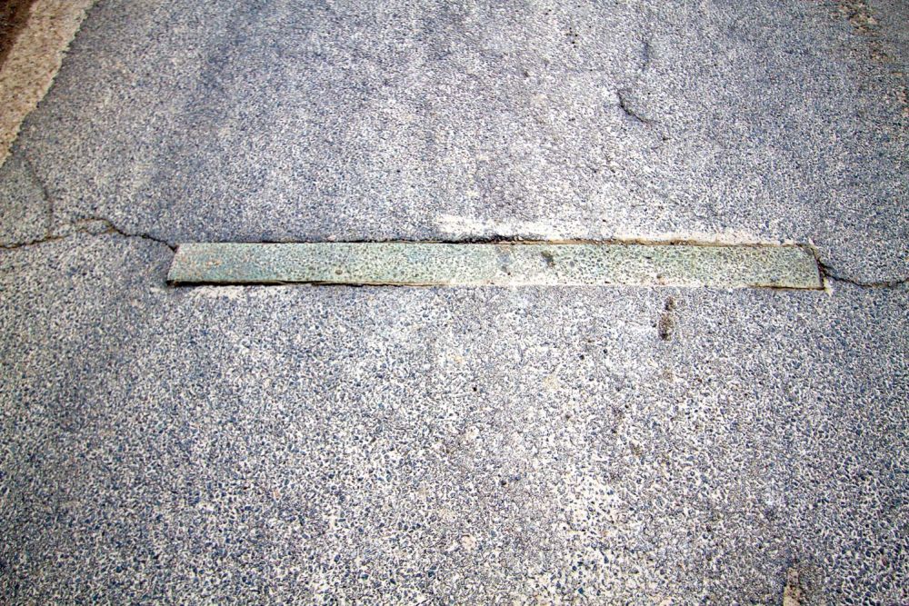 Bronzeriegel im Boden