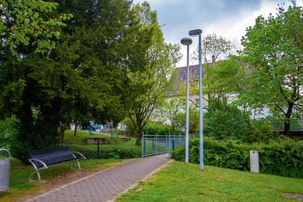 Laternenpaar vom Weg aus