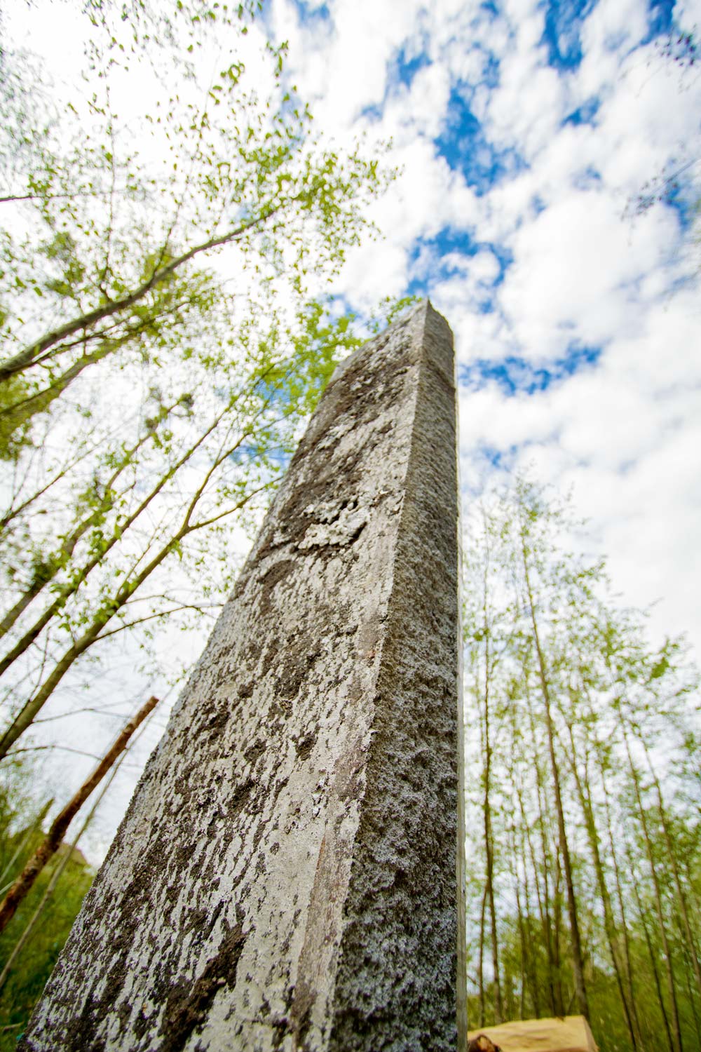Ein Pfeiler von unten gegen Himmel fotografiert