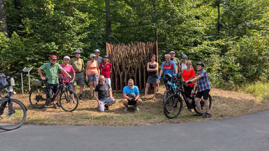 Gruppenfoto vorm Waldstück