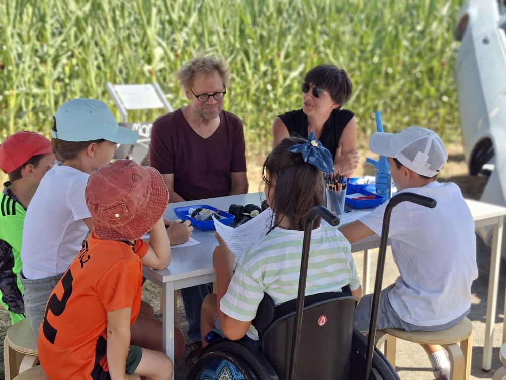 Stefan Rohrer, Johanna Huber und Kinder am Tisch