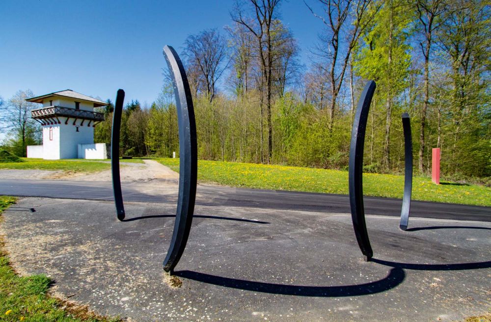 Skulptur mit Limes Turm im Hintergrund