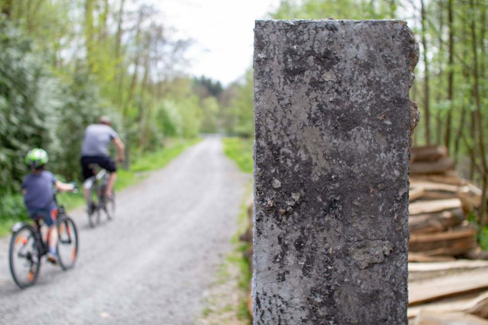 Ein Teil der Skulptur am Radweg