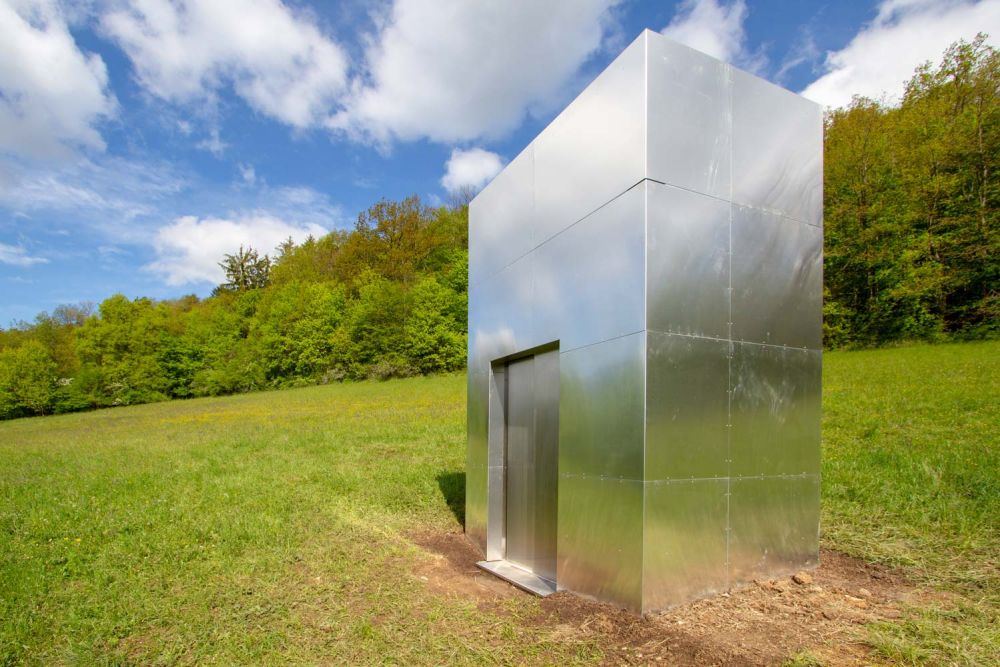 Edelstahl Fahrstuhl auf einer Wiese