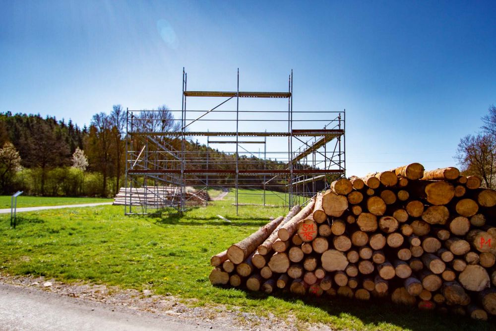 Gerüst hinter Holzstoß