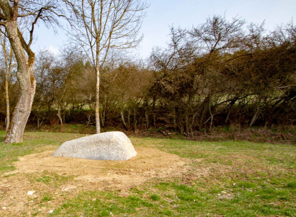 Stein halb ausgegraben