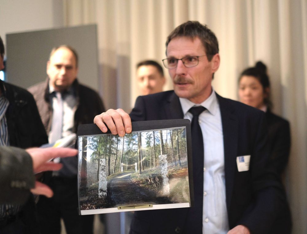 Bürgermeister zeigt die Skulpturen