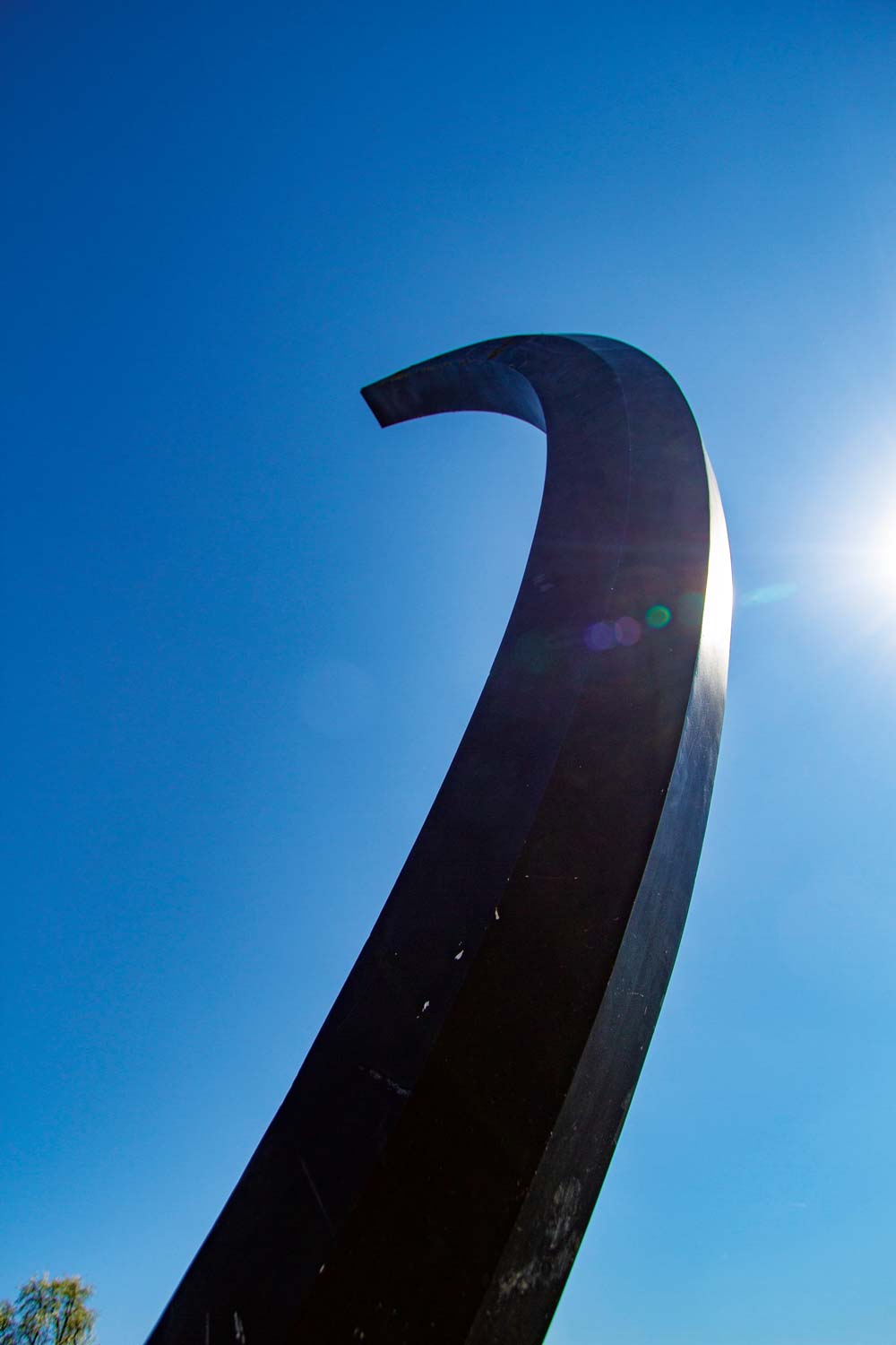 ein Teil der Skulptur von unten in den Himmel fotografiert