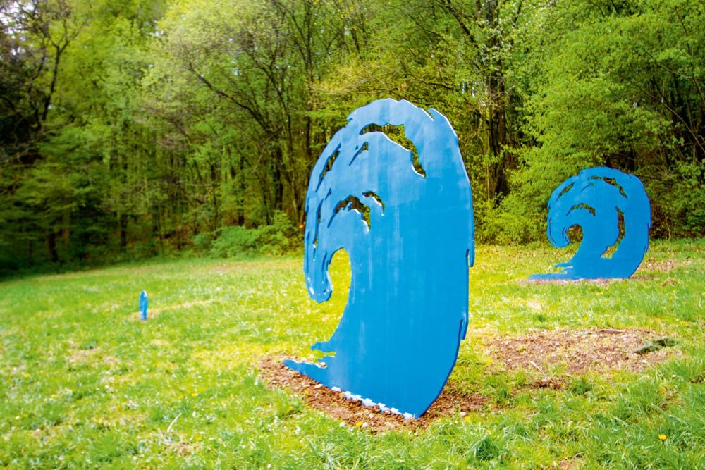 Wellen auf beiden Seiten des Radwegs