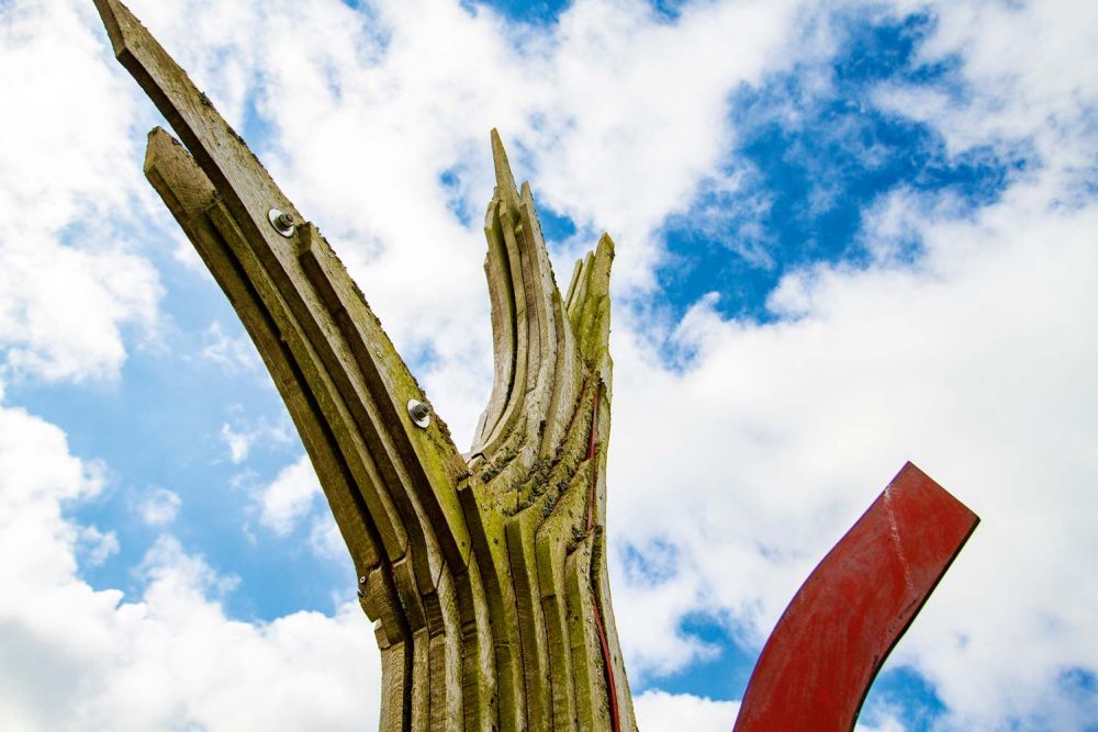 Baumskulptur aus Brettern