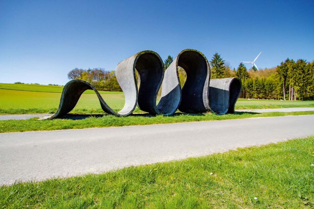 Skulptur wie eine geschwungene Straßen mit verschiedenen Hoch- und Tiefpunkten