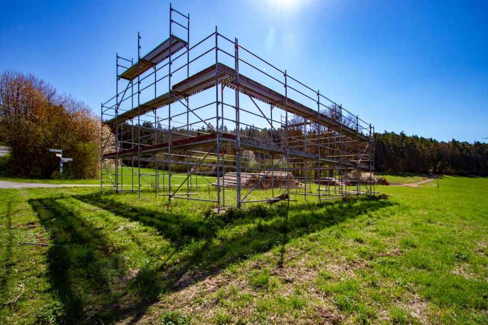 Gerüst auf grüner Wiese 