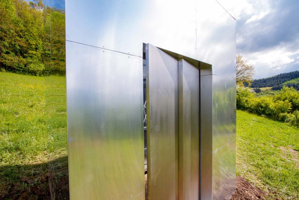 Edelstahl Fahrstuhl mit angedeuteten Schiebetüren