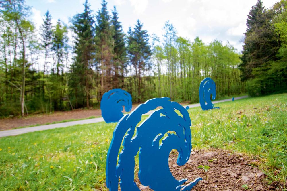 Blaue Wellen entlang des Radwegs