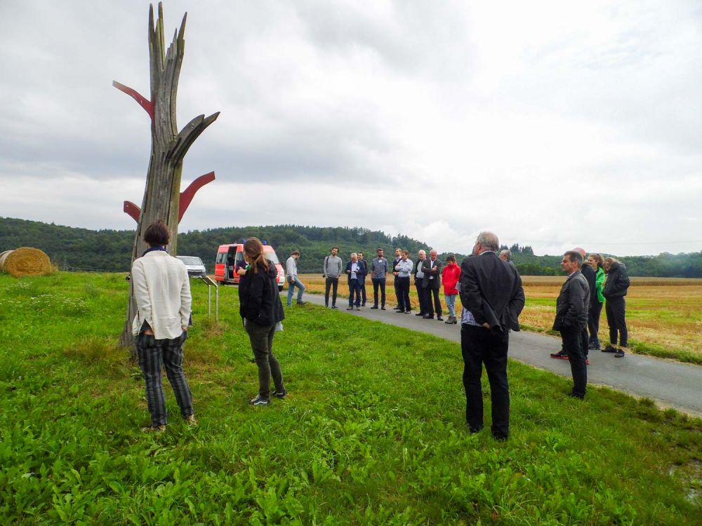 Menschen bei der Einweihung