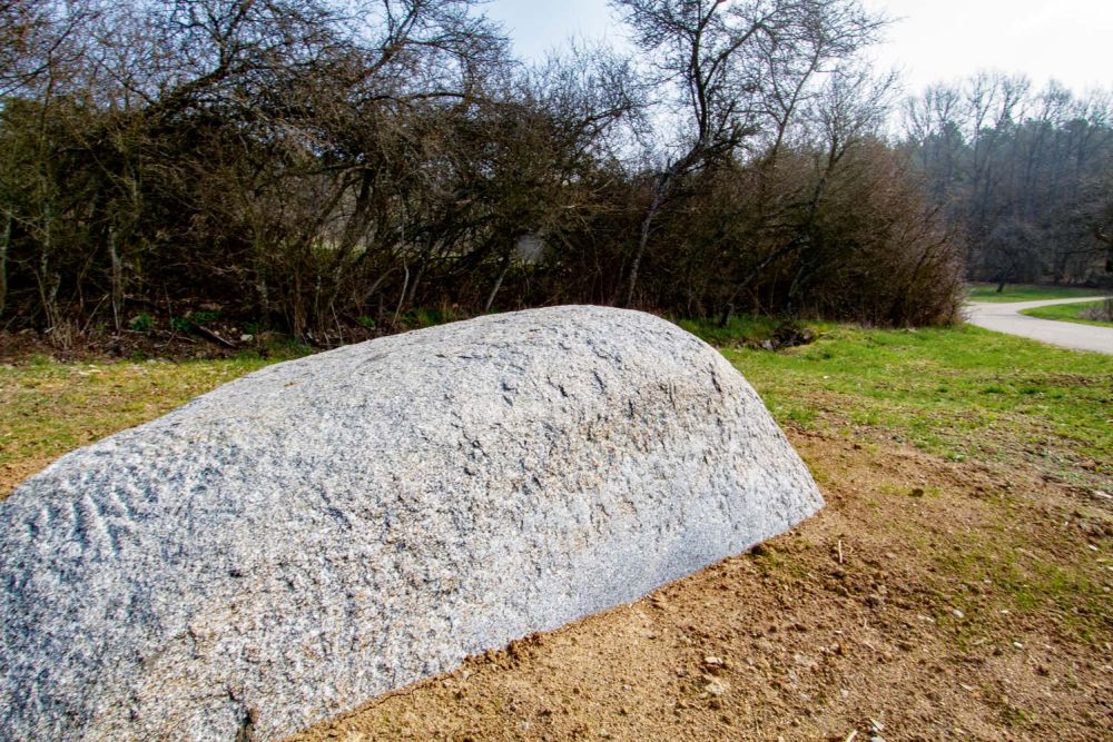 Großer Stein in der Erde
